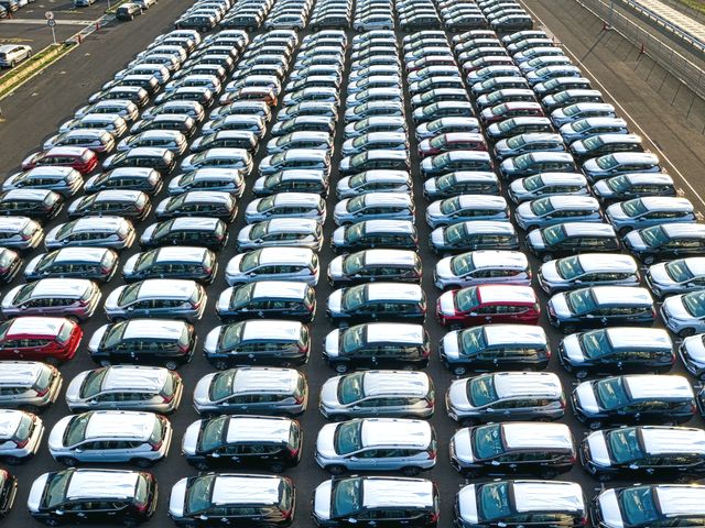Pátio de veículos novos para transporte