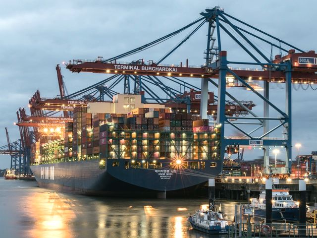 Navio e guindastes de porto em terminal de container