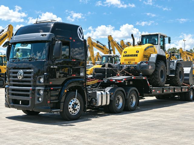 Pá carregadeira transportada em carreta prancha rebaixada — carga projeto