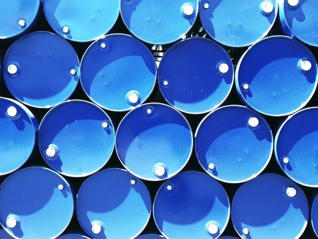 Tambores de produto químico empilhados para embarque